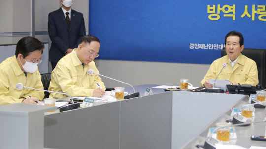 정세균(오른쪽) 국무총리가 20일 오전 정부서울청사 중앙재난안전상황실 서울상황센터에서 열린 코로나19 대응 중앙재난안전대책본부 회의를 주재하며 발언하고 있다.   연합뉴스